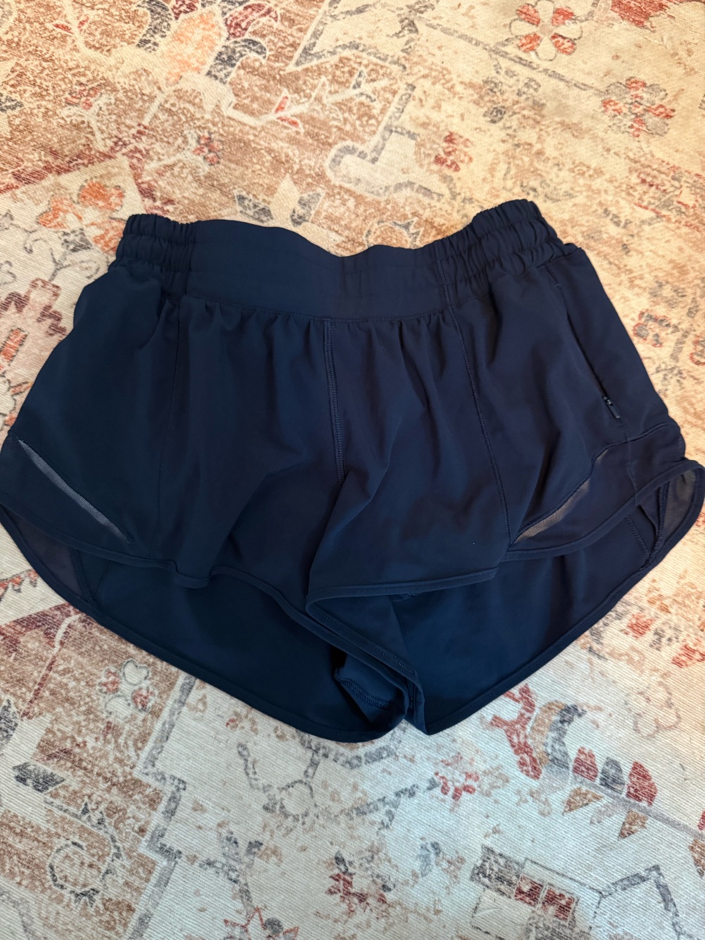 lululemon athletica hotty hot low rise 2.5” size 6 Women's Running Shorts